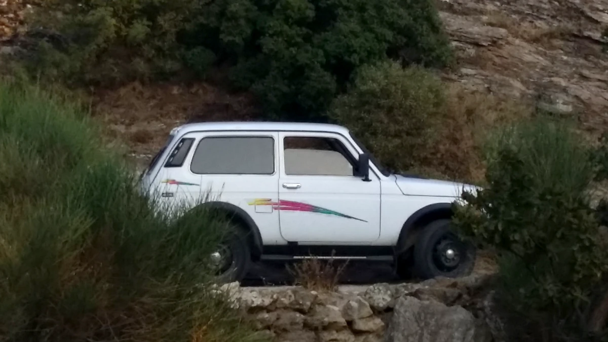 lada niva at penteli side view