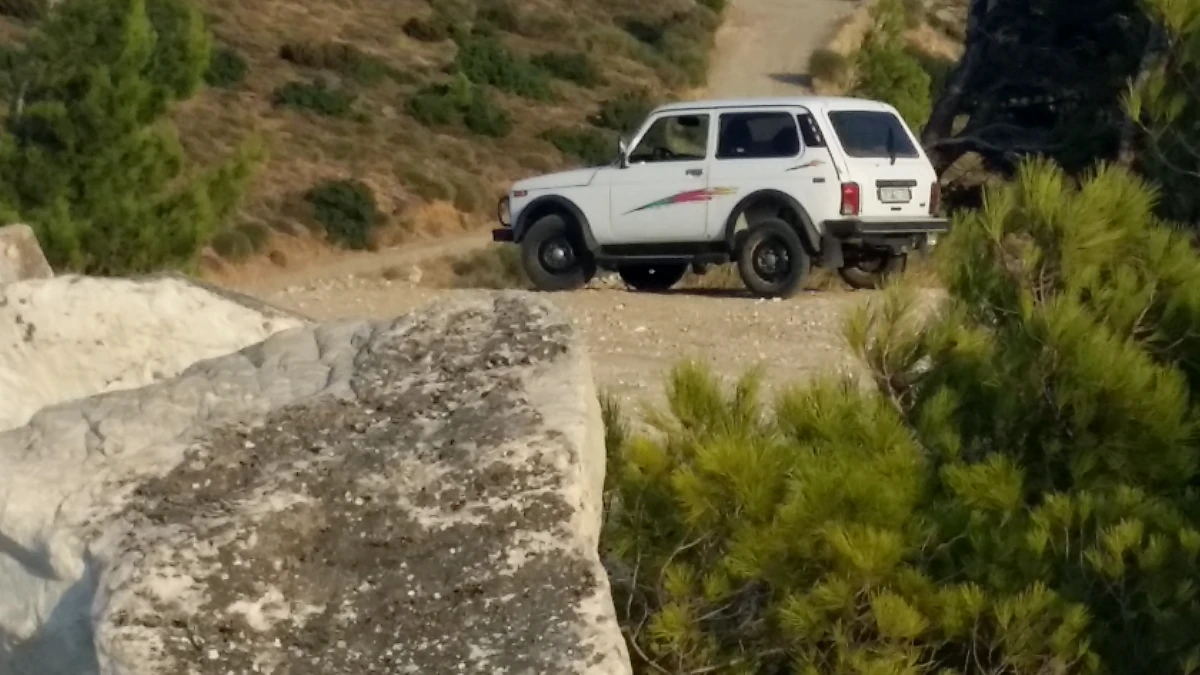 lada niva at penteli side view
